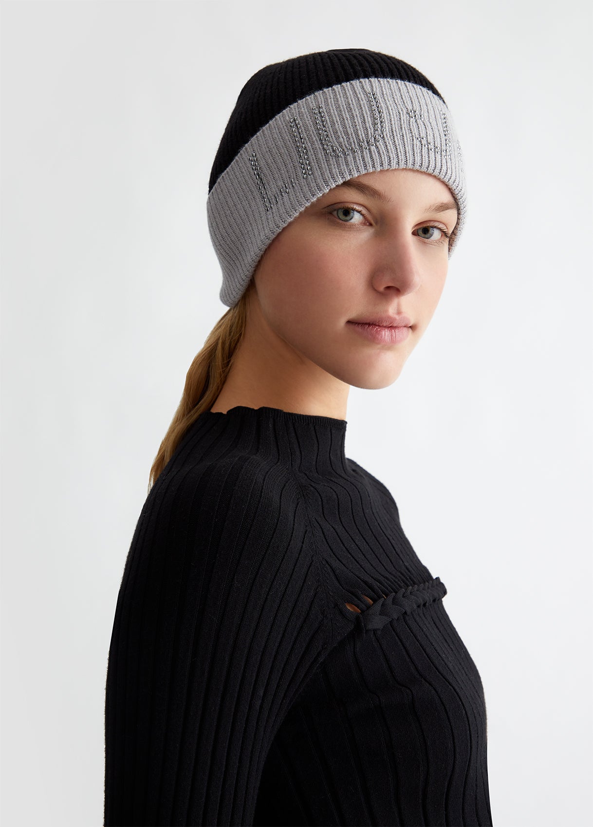 2F4039M030022222T.U.-black