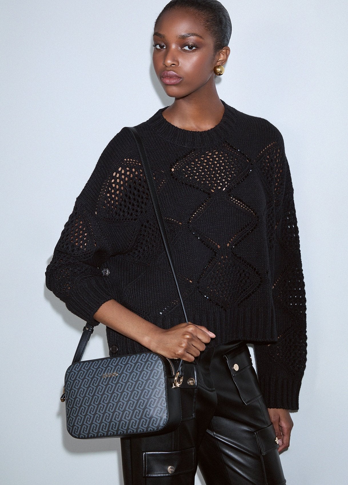 AF6211E113722222T.U.-black