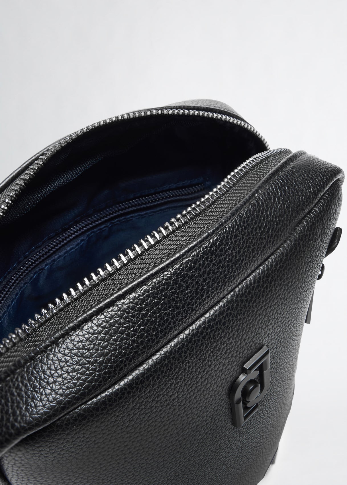 DA5027E102122222T.U.-black