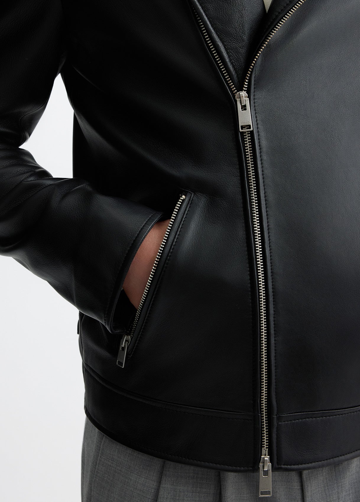 QA5246P038522222S-black