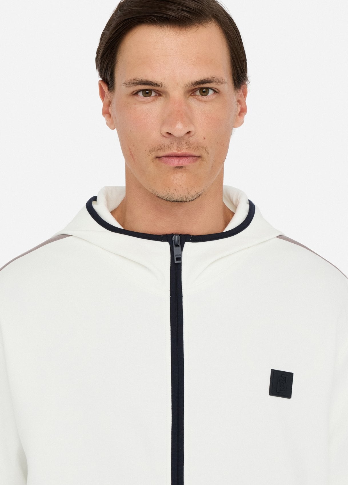 QF5043J377211001S-white