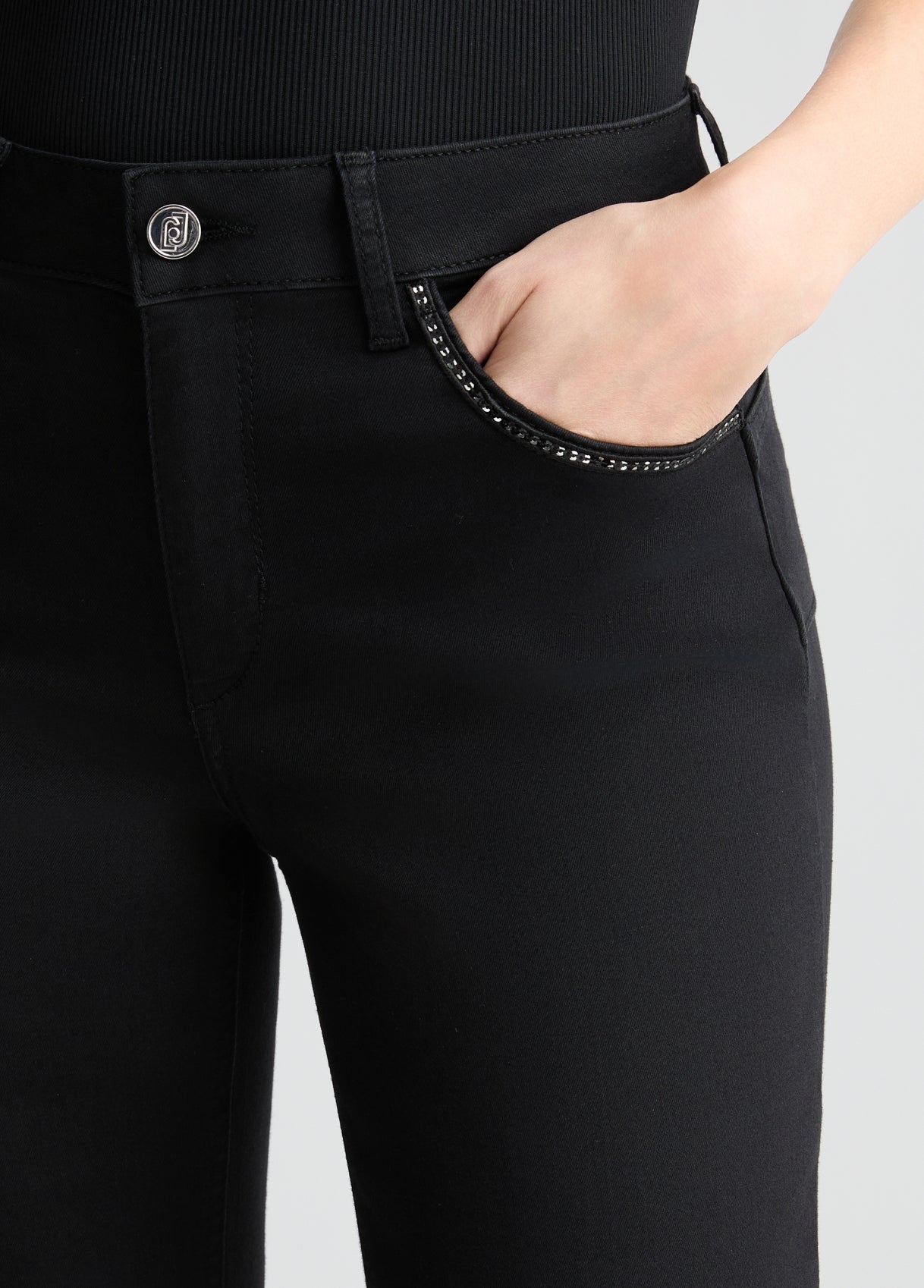 UA5025D02458717724-black denim