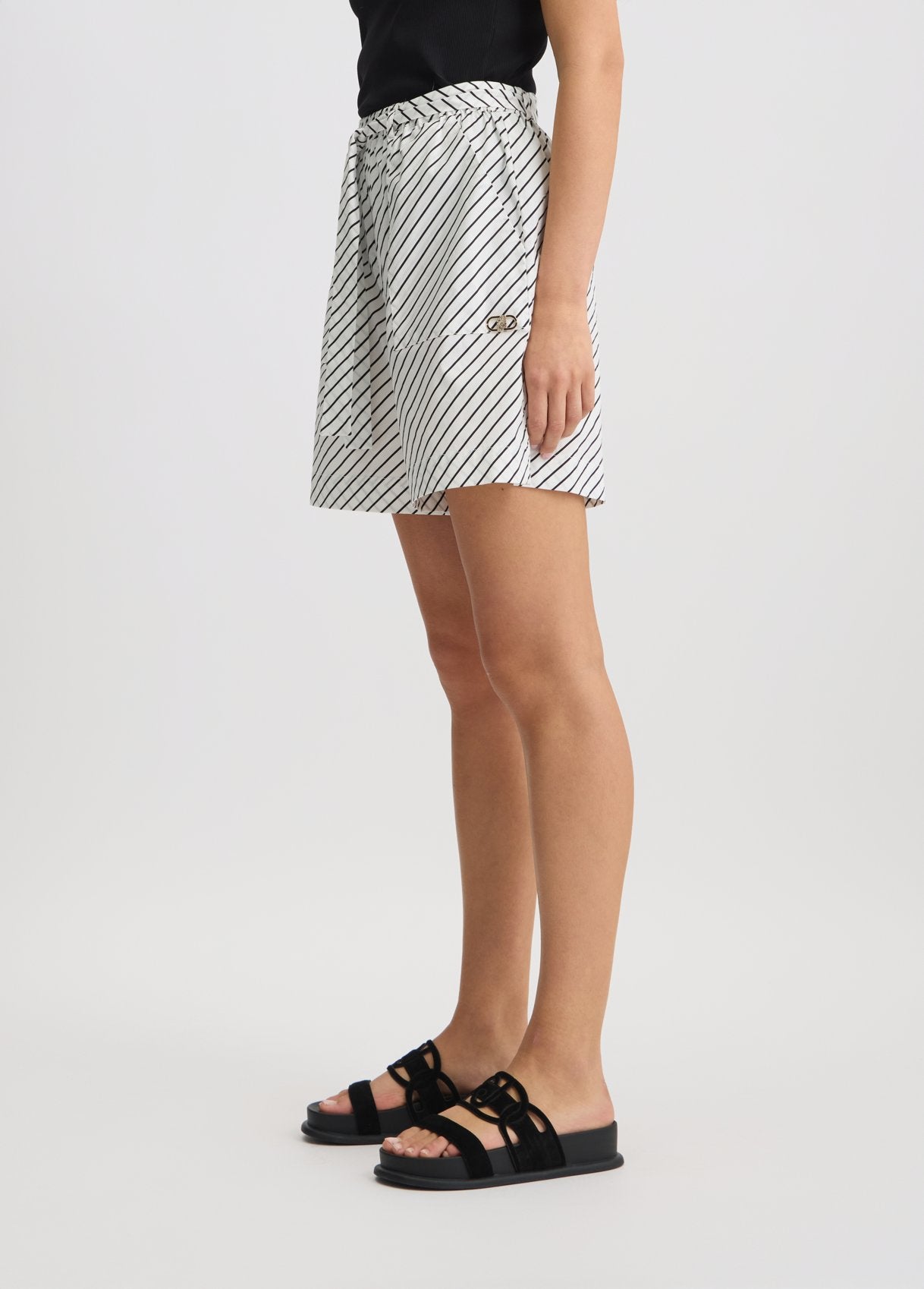 VA5066TS947M9172S-black and white stripes