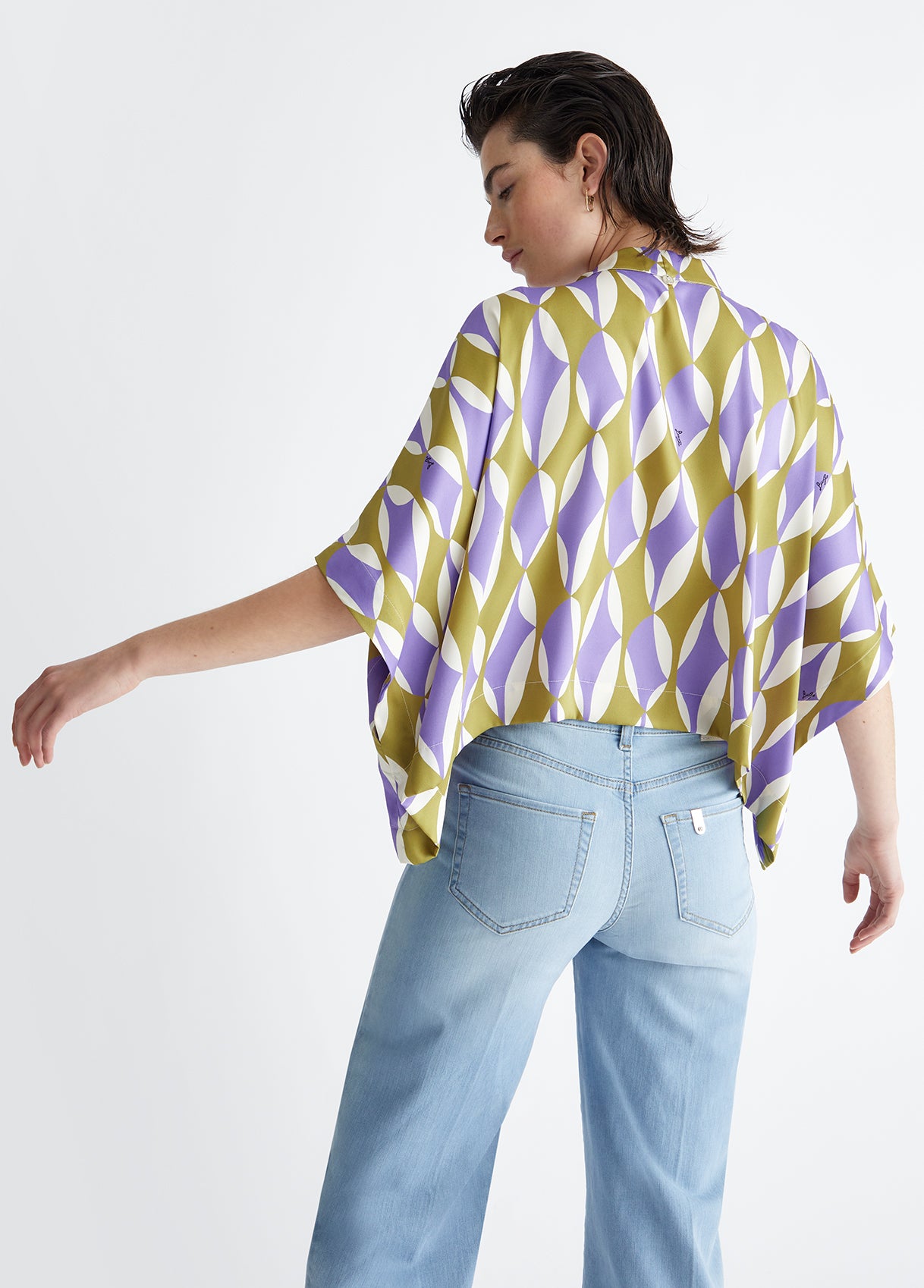 CA4431TS555N909940-geometric print