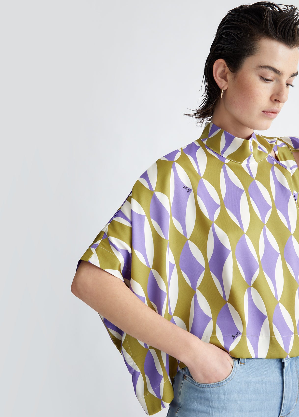 CA4431TS555N909942-geometric print