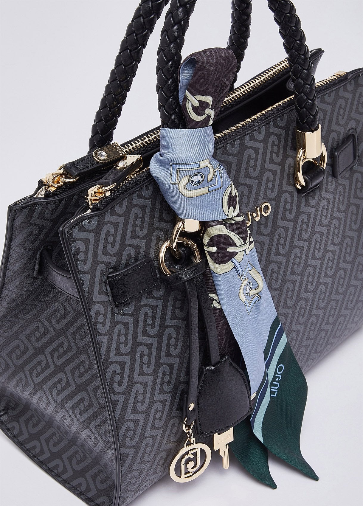 AF6069E113722222T.U.-black
