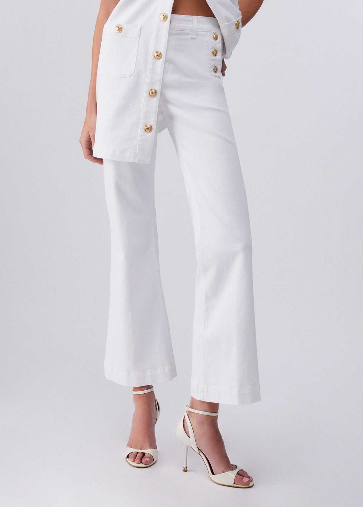 UA6162T456A1111124-white