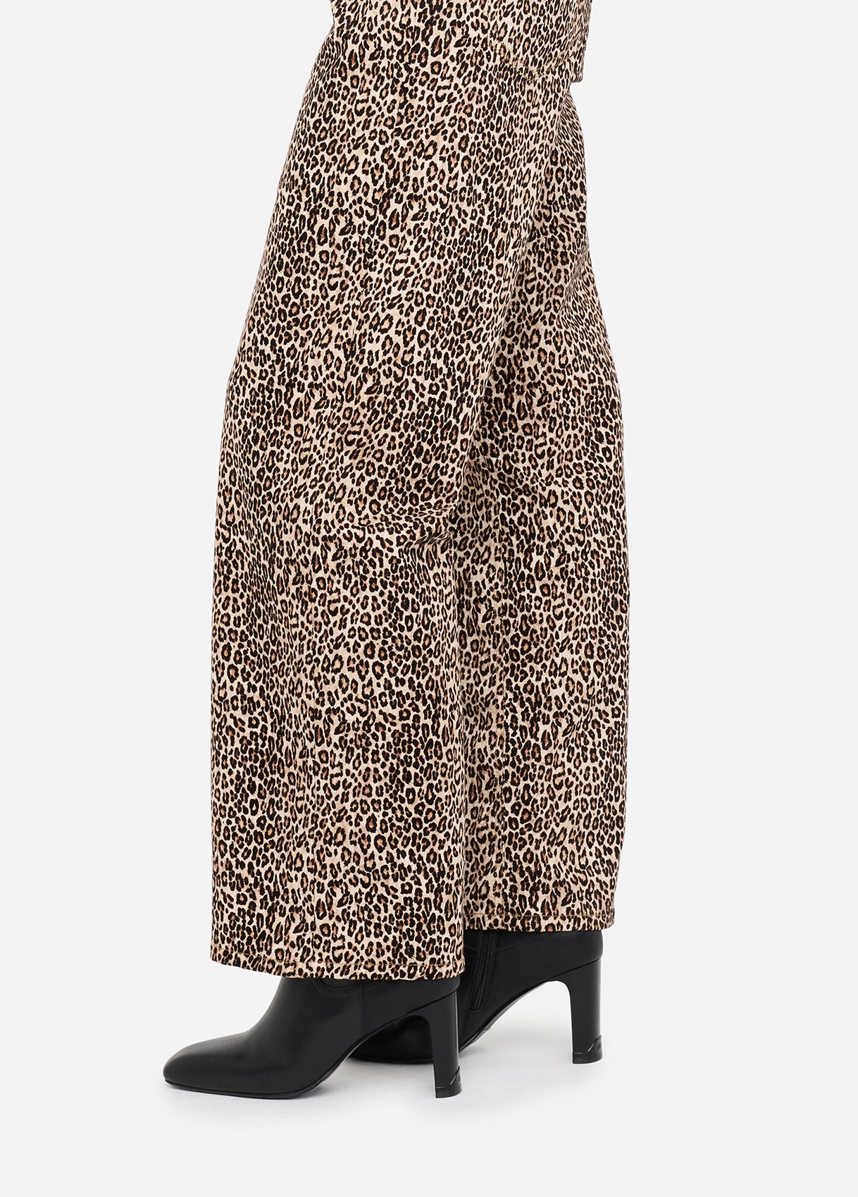 UF5193T016AM976624-animal print