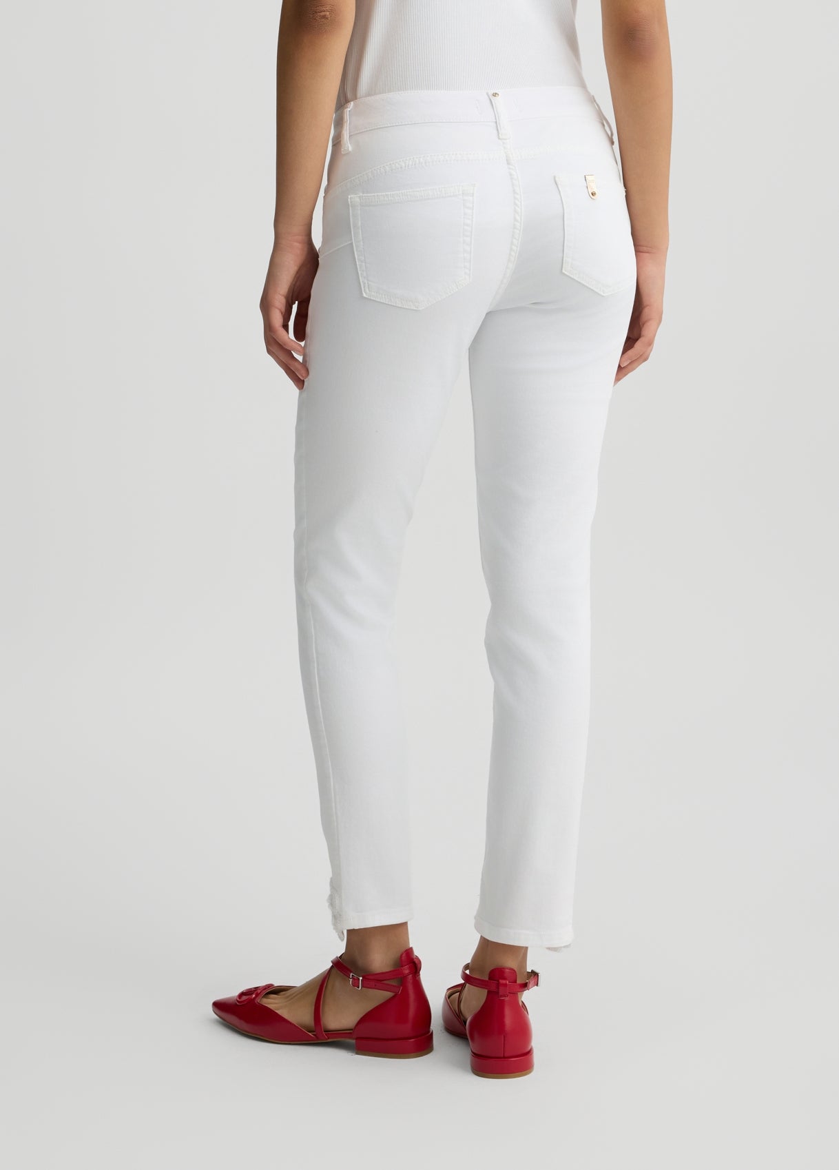 WA5457T4033M960324-white with embroidery