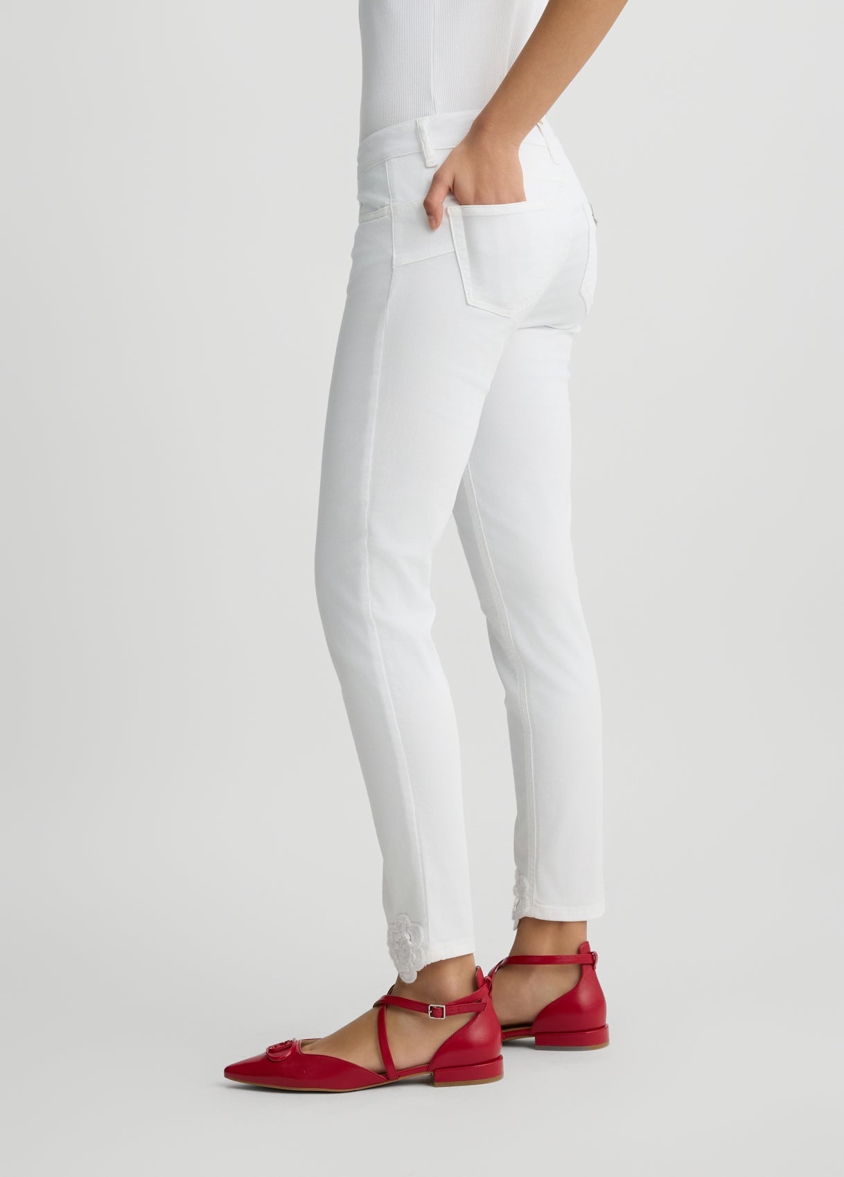 WA5457T4033M960324-white with embroidery
