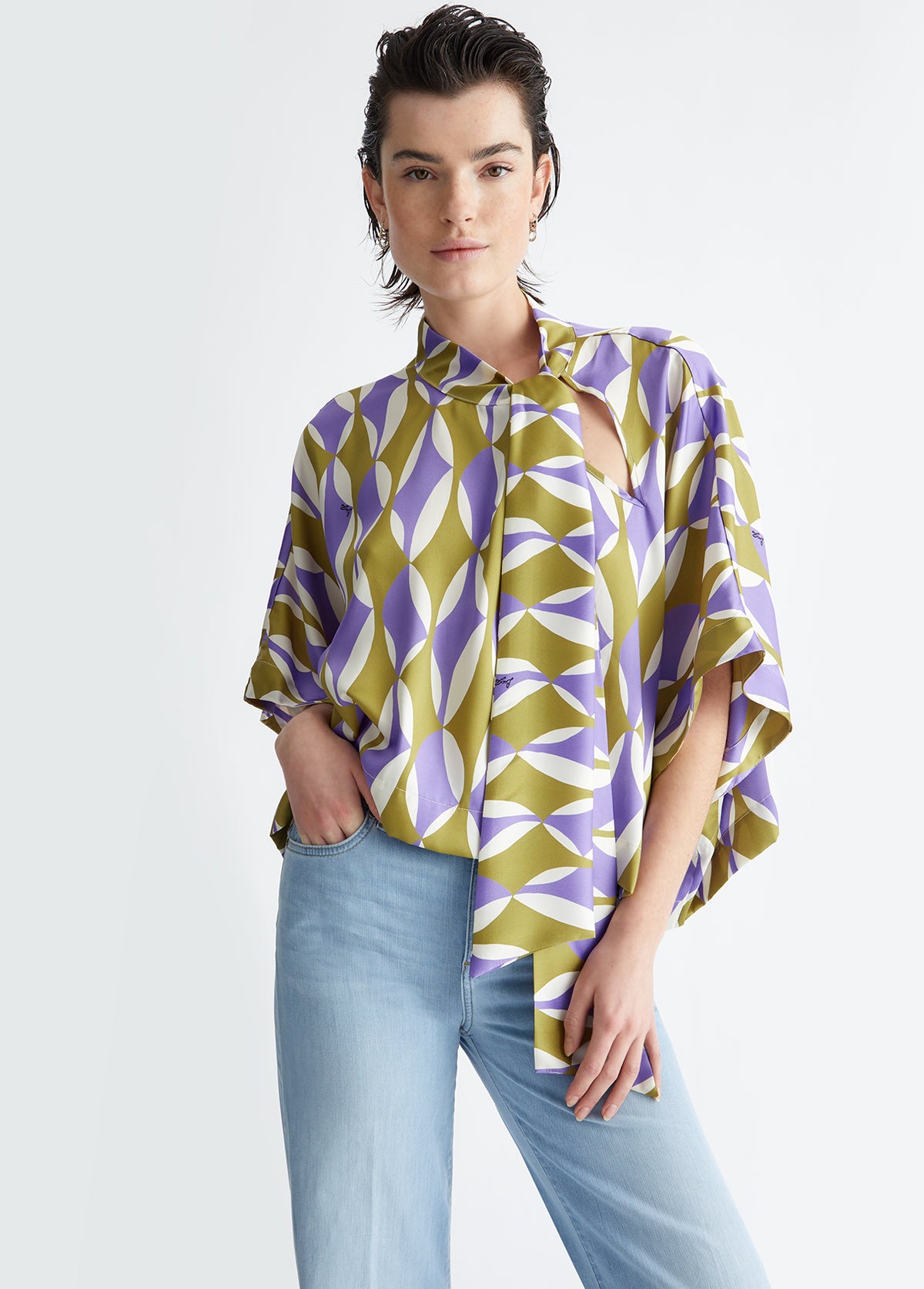 CA4431TS555N909938-geometric print